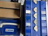 de nombreuses boîtes contenant des objets bleus et blancs posées par terre