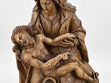 l'image d'une statue représentant une femme tenant un enfant dans ses bras