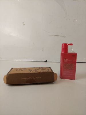 une boîte de savon et un flacon de lotion posés sur une table