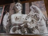 une photo d'une photo d'une statue posée sur une étagère