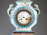 une horloge posée sur un socle