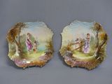 paire d'assiettes anciennes en porcelaine peintes à la main, ornées de personnages