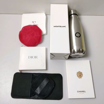 Lot de 4 articles relatifs à l'univers de la parfumerie de m… - Photo 1