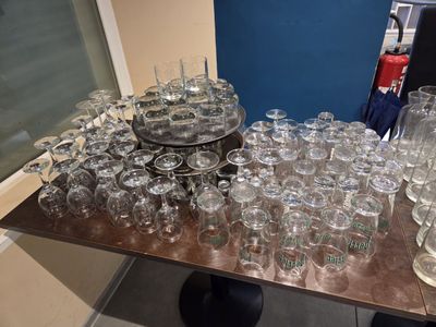 beaucoup de verres vides posés sur une table dans une pièce
