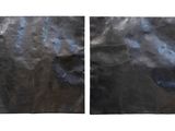 deux peintures abstraites noires et bleues sur fond blanc