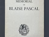une photo en noir et blanc d'un livre sur lequel figure un blason