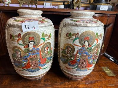 une paire de vases chinois posés sur une table, avec une étiquette de prix dessus