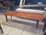 une table basse sur laquelle est posée une télévision