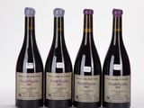 trois bouteilles de vin sont alignées sur une surface blanche
