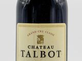 une bouteille de vin posée sur une table
