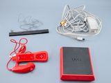 une console Nintendo Wii rouge et d'autres accessoires