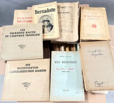 plusieurs livres sont empilés sur une table