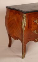 Commode sauteuse de forme galbée toutes faces, en bois de pl… (photo 6)