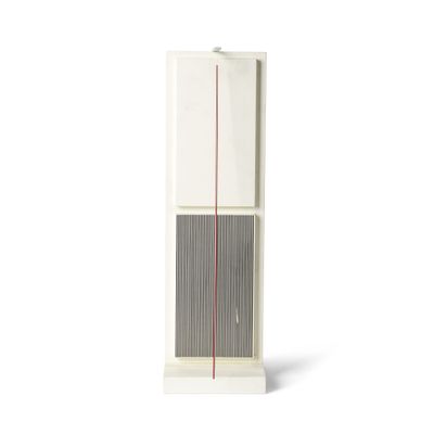 une image représentant une grande horloge blanche sur laquelle figure une ligne rouge