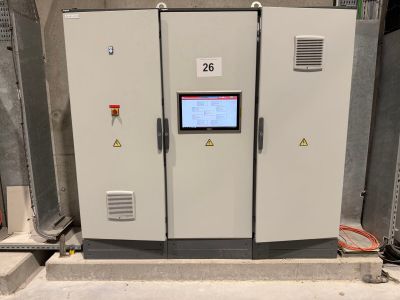 une grande machine placée au milieu d'une pièce