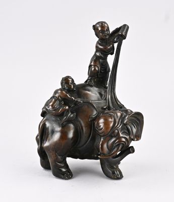 une statue en bronze représentant un homme à dos d'éléphant