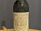 une bouteille de vin posée sur une table en bois