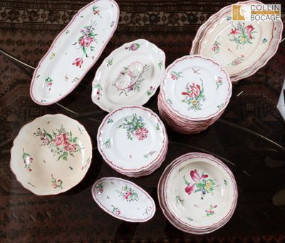 beaucoup d'assiettes et de bols sur la table