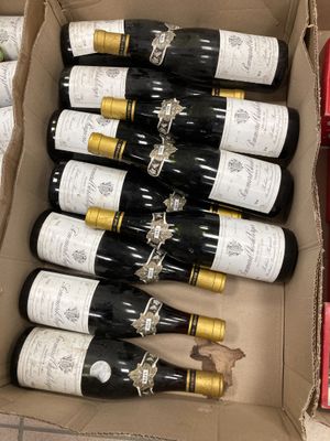 Les bouteilles de vin se trouvent dans un carton posé sur une table