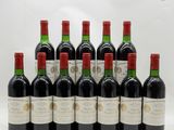 six bouteilles de vin rouge sont alignées