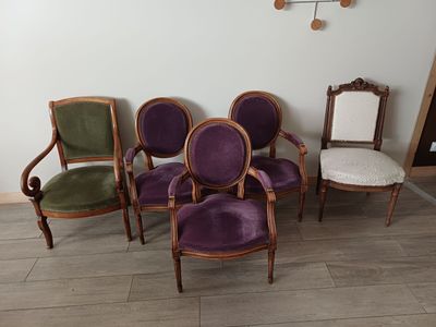 Plusieurs chaises sont alignées contre un mur dans une pièce