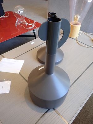 une table sur laquelle se trouvent un vase et quelques papiers