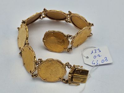 une image représentant un bracelet en or orné d'une pièce de monnaie