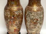 deux vases posés sur une table