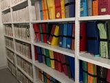 des livres rangés sur une étagère dans une bibliothèque, avec des couvertures de toutes les couleurs