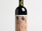 une bouteille de vin sur laquelle figure l'image d'une femme