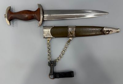 un couteau et une chaîne accrochés au mur