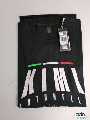 un t-shirt noir portant le nom de l'équipe de football italienne