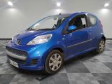 la photo d'une petite voiture bleue sur un sol en damier