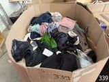 une boîte en carton remplie de vêtements dans une pièce