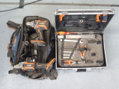 une caisse d'outils avec des outils à l'intérieur, posée sur le sol