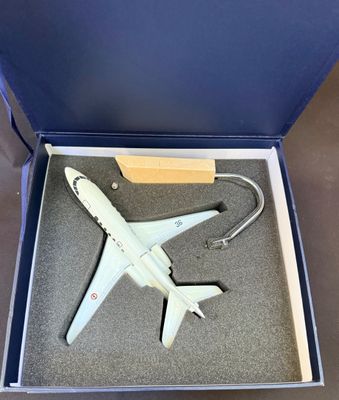 une maquette d'avion dans une boîte posée sur une table