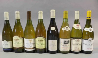 plusieurs bouteilles de vin sont alignées sur une table
