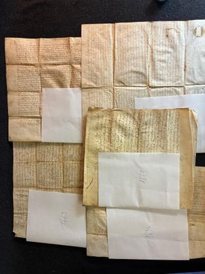 plusieurs morceaux de papier découpés en carrés