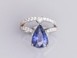 une bague en tanzanite et diamants sur fond blanc