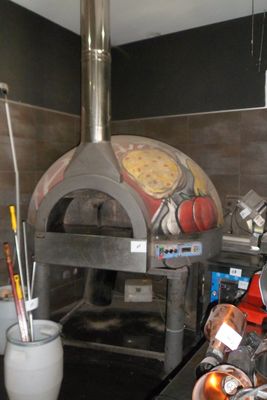 un homme debout devant un four dans une cuisine