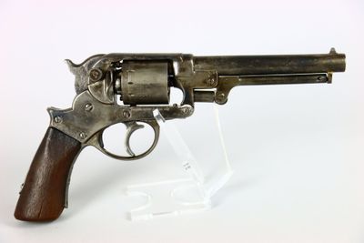 gros plan d'un pistolet sur une surface blanche