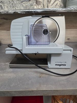 une photo d'un robot ménager posé sur un plan de travail