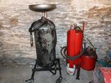 un extincteur à côté d'une borne d'incendie dans une pièce