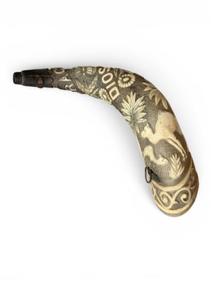 une image représentant une pipe d'aspect très ancien sur fond blanc
