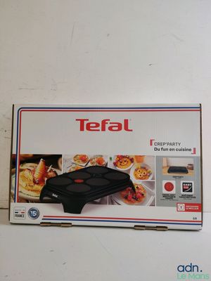 une boîte de nourriture posée sur une table