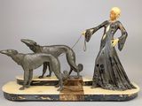 une image représentant une statue d'une femme et de deux chiens