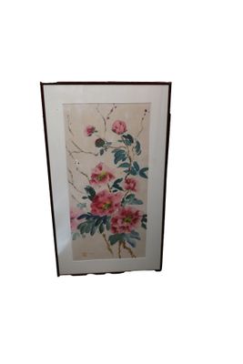 tableau encadré représentant des fleurs et des feuilles sur fond blanc