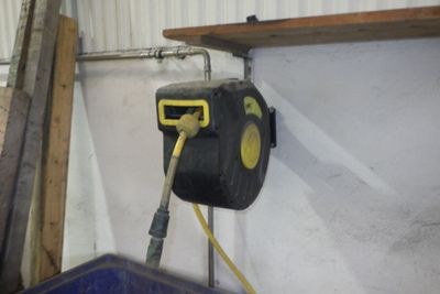 un tuyau fixé au mur d'un garage