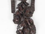 une vieille sculpture en bois représentant une femme avec des fleurs sur la tête