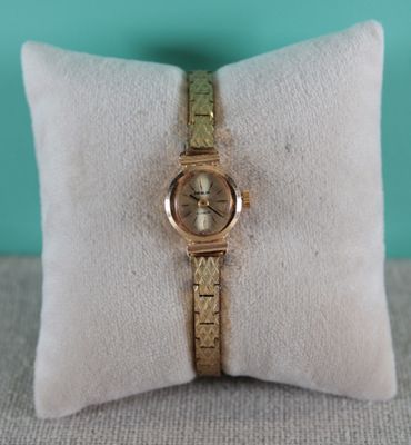 an image of a wrist watch sitting on top of a pillow